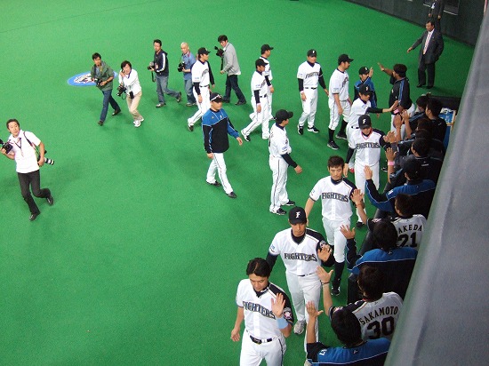 勝利のハイタッチ