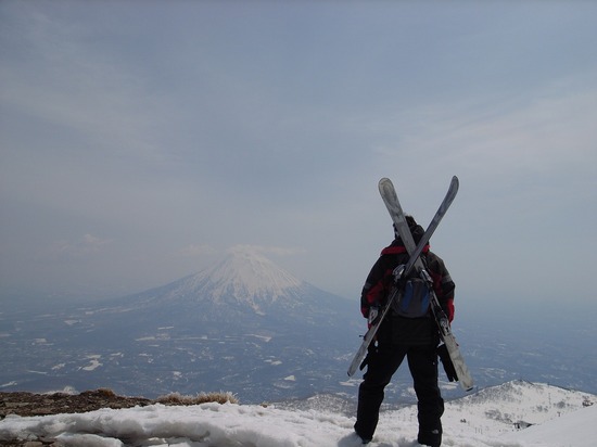 山頂から羊蹄山を見る男