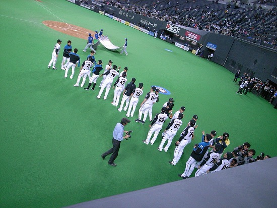 勝利のハイタッチ
